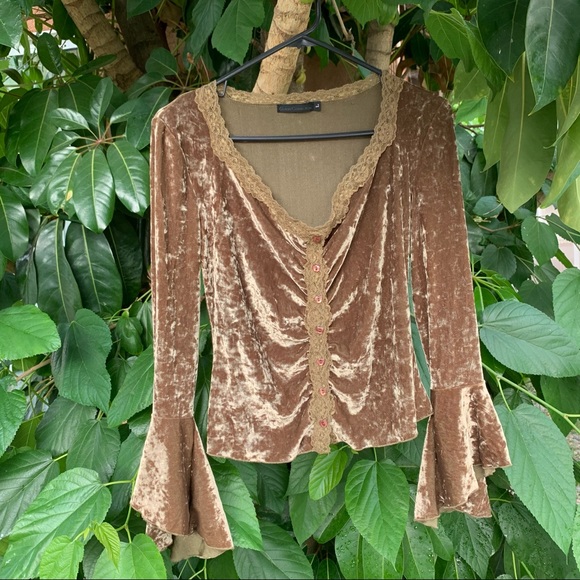 Vintage Tops - Vintage Y2K long sleeve shirt with bell sleeves.